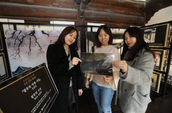 왕후의 사계 사진전 관람하는 입장객들. (사진=LG생활건강)
