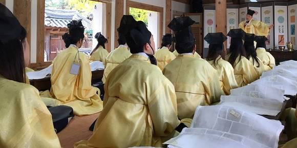 전주 전통문화연수원에서 열린 창원대학교 제2차 'ACE 인성캠프' 에 참여한 학생들이 선비교육을 받고 있다. (사진제공=창원대)