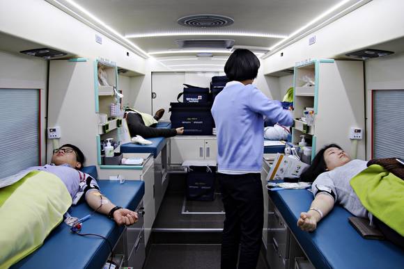 롯데칠성음료 본사 임직원들이 사랑의 헌혈 캠페인에 참여하고 있다. (사진=롯데칠성음료)