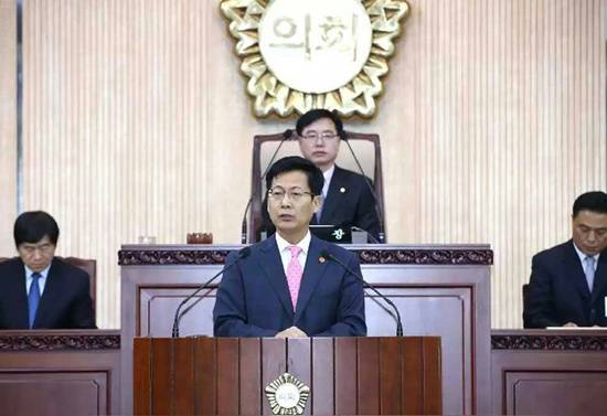 최성 고양시장이 21일 시정연설을 통해 박근혜-최순실 게이트에 대한 언급을 하고 있다(사진= 김진부 기자)