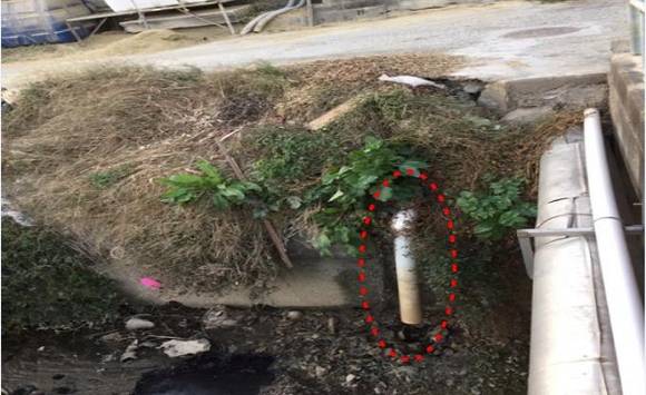 불법 월류관(프라스틱 배관)을 붉은 점선으로 표시 하고 있다. (사진제공=경남도)