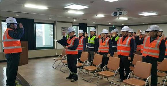 한국도로공사 양산지사는 지난 26일 안전결의대회 무재해 달성을 위한 안전결의 선서를 하고 있다. (사진제공=한국도로공사)