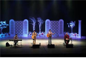지난 26일 포크그룹 '동물원' 이 김해문화의전당 마루홀에서 공연을 하고 있다. (사진제공=김해문화의전당)