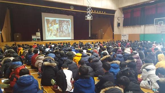 김해선관위가 '유권자의 권리와 의무' 라는 주제로 장유고에서 강의를 하고 있다.