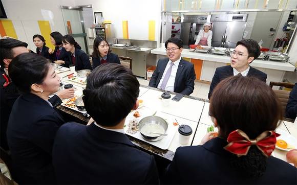 20일 손교덕 은행장과 2016년 신입행원들이 CEO특강 끝난 후 단체 사진 촬영을 하고 있다. (사진제공=BNK경남은행)