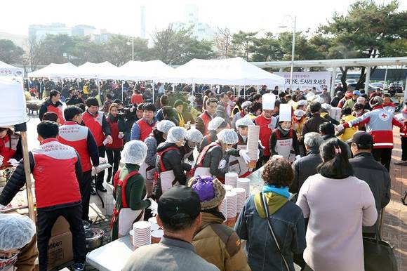 BNK경남은행 창원지역봉사대와 임원부인회봉사대 그리고 대한적십자사경남지사봉사대가 21일 마산역을 찾은 독거노인ㆍ노숙자 등 소외계층과 지역민에게 동지 팥죽 3,000인분 대접하고 있다. (사진제공=BNK경남은행)