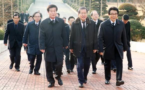 왼쪽 부터 박동식 경남도의회 의장, 홍준표 경남도지사, 정재환 경남도의회 부의장이 참배하러 가고 있다