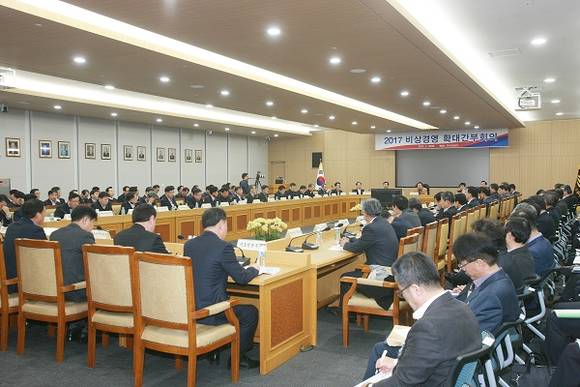 김학송 한국도로공사 사장이 10일 한국도로공사 본사에서 개최된 비상경영 확대간부회의를 주재하고 있다. (사진제공=한국도로공사)