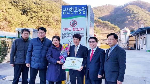 왼쪽부터 일반성면 산업계장, 정종열 조합장, 손기섭 농가 부부, 이성환 경제부본부장, 박신용 대표 (사진제공=경남농협)