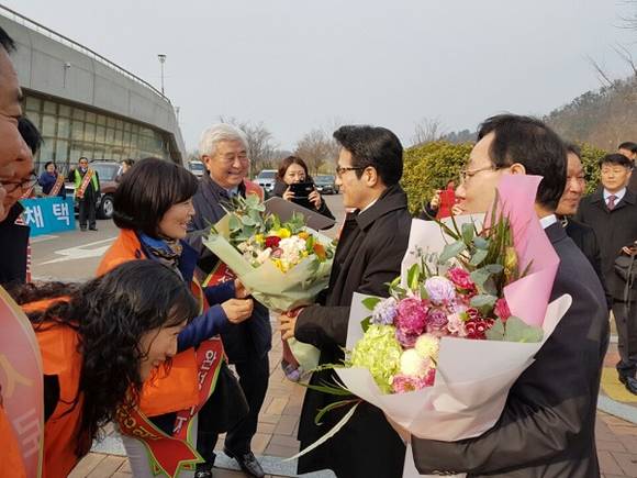 강인호 협의회장이 18일 바른정당 경남도당 창당대회에 앞서 정병국 바른정당 창당준비위원장을 만나 창당에 대한 축하인사와 함께 창원광역시 승격의 추진현황을 설명하고 대선공약 채택을 위한 건의문을 전달하고 있다. (사진제공=창원시)