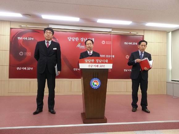 8일 이광옥 경남도 감사관이 도청 브리핑룸에서 '도내 110개 학교를 대상으로 실시한 학교급식감사 결과' 를 발표하고 있다. (사진=CNB뉴스 강우권 기자)