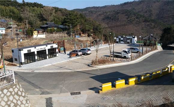 산지웰빙누리길 조성사업으로 만들어진 주민쉼터와 주차장 (사진제공=양산시)