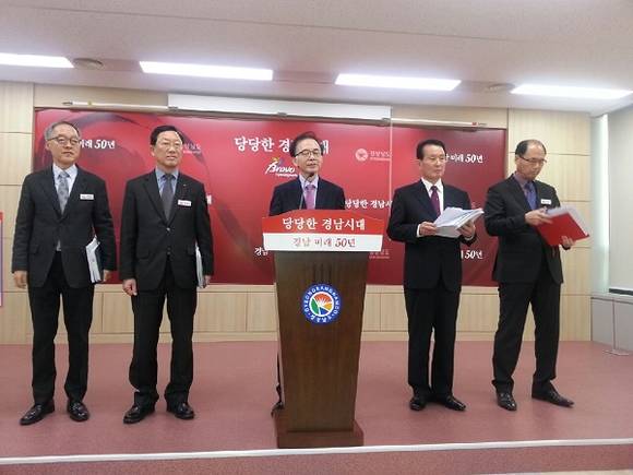 27일 오전 송병권 재난안전건설본부장이 경남도 브리핑룸에서 '유럽식수 정책' 을 둘러 보고 경남도의 식수 계획을 밝히고 있다. (사진=CNB뉴스 강우권 기자)