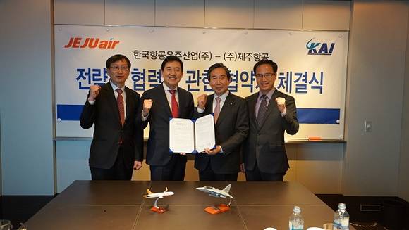 KAI-제주항공이 9일 전략적 협력 협약서를 체결하고 기념촬영 하고 있다. (사진제공=KAI)