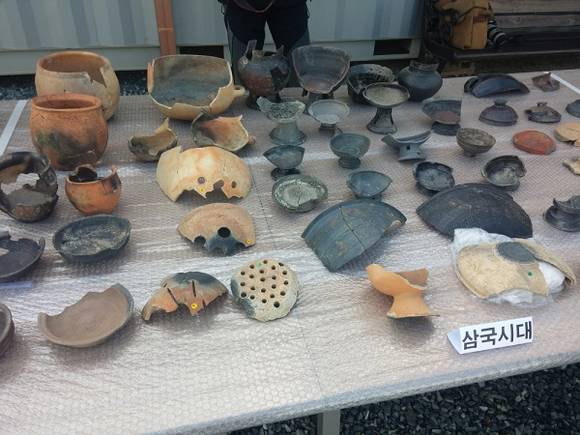 김해 가야왕궁지 삼국시대층 유물 (사진제공=김해시)