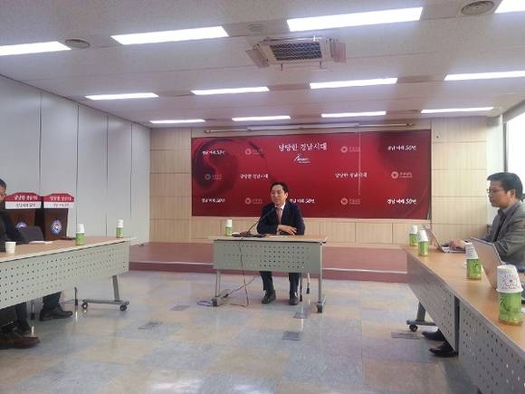 27일 김기현 울산시장이 경남도청 브리핑룸에서 특강에 앞서 기자 간담회를 열고 있다. (사진=CNB뉴스 강우권 기자)