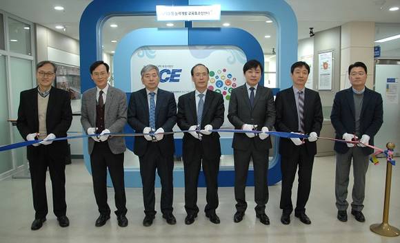 29일 창원대 동백관에서 열린 ‘의사소통능력개발교육효과성센터’의 개소식에서 최해범 총장(오른쪽 네 번째)을 비롯한 참석자들이 테이프커팅을 하고 있다. (사진제공=창원대)