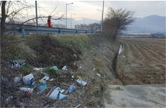 나들목 램프구간 쓰레기 무단투기 현장 (사진제공=한국도로공사)