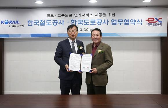 30일 한국도로공사 김학송 사장(오른쪽)이 홍순만 코레일 사장(왼쪽)과 철도와 도로 간 통합연계교통 서비스 제공을 위한 업무협약을 체결하고 있다. (사진제공=한국도로공사)
