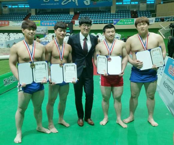 경남대 씨름부가 수상 후 기념촬영을 하고 있다. (왼쪽부터) 김원호, 황찬섭, 모제욱 감독, 김태우, 오현경 (사진제공=경남대)