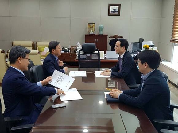 허성곤 김해시장이 4일 정부세종청사를 방문해 국토부2차관을 만나 예산 반영을 건의 하고 있다. (사진제공=김해시)
