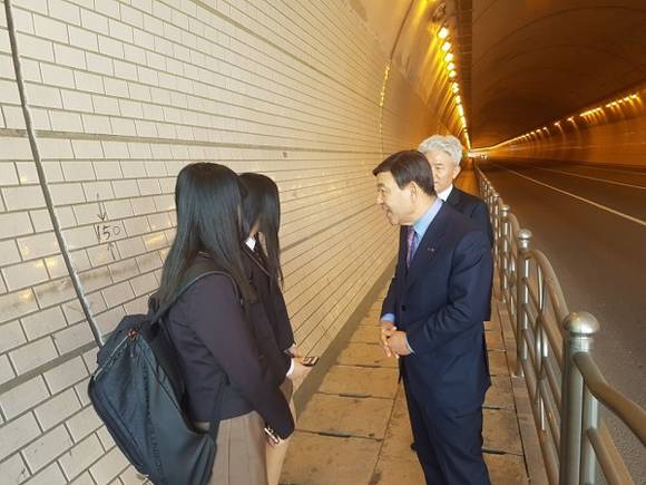 3일 오전 허성곤 김해시장이 장유터널에서 학생들을 만나 통학로 환경에 대해 이야기를 나누고 있다. (사진제공=김해시)