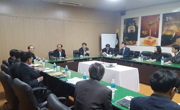 지난 10일 포천 꽃샘식품에서 현장간담회을 하고 있다.