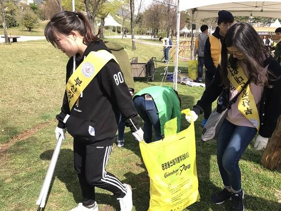 부산장신대 학생들이 가야문화축제 행사장을 돌며 환경정화 활동을 하고 있다. (사진제공=부산장신대)