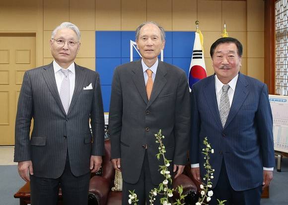 19일 경남대학과 동일본국제대학이 국제교류에 대해 업무협의를 하고 기념촬영 하고 있다.(왼쪽부터 미도리카와 히로시 이사장, 박재규 경남대 총장, 요시무라 사쿠지 학장)