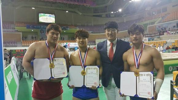경남대 씨름부가 수상 후 기념촬영을 하고 있다 (왼쪽부터 오현경, 김원호, 모제욱 감독, 황찬섭).