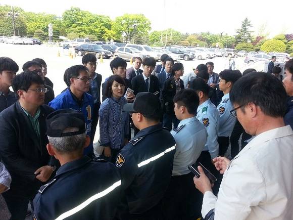 더불어민주당 관계자들이 청사 진입을 요구하고 있다. (사진=CNB뉴스 강우권 기자)