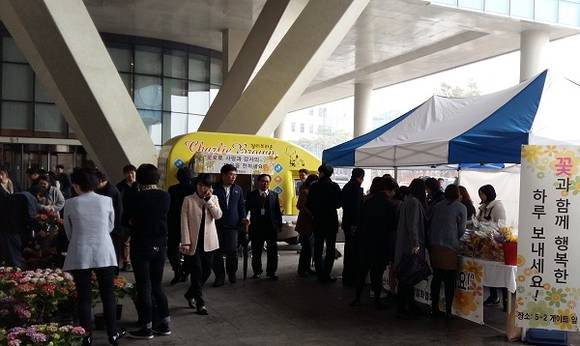 한국농수산식품유통공사가 지난 해 3월 세종시 정부청사 내에서 꽃 직거래장터를 열고 있다. (사진제공=한국농수산식품유통공사)