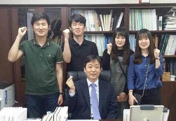 인사혁신처의 '2017년도 지역인재 7급 수습직원 선발시험' 에 최종 합격한 창원대 4명의 학생들이 윤병일 사무국장과 기념촬영을 하고 있다. (사진제공=창원대)