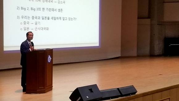 송희영 전 건국대 총장이 17일 창원대에서 특강을 하고 있다. (사진제공=창원대)