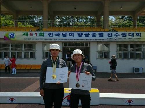 제51회 전국남녀양궁 종별선수권대회에서 개인전 70m 금메달을 차지한 김영경(왼쪽) 선수와 개인전 60m 은메달 임해진 선수가 시상식 후 기념촬영을 하고 있다. (사진제공=창원대)