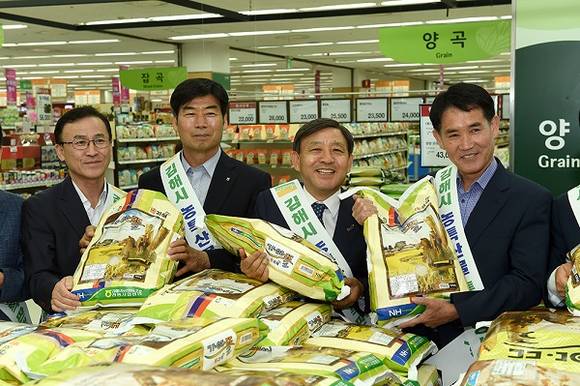 허성곤 김해시장(사진왼쪽에서 세번째)이 부산 금곡에 있는 경남농협유통 농협하나로클럽 부산점에서 김해 우수 농.특산물을 홍보.판매 하고 있다. (사진제공=김해시)