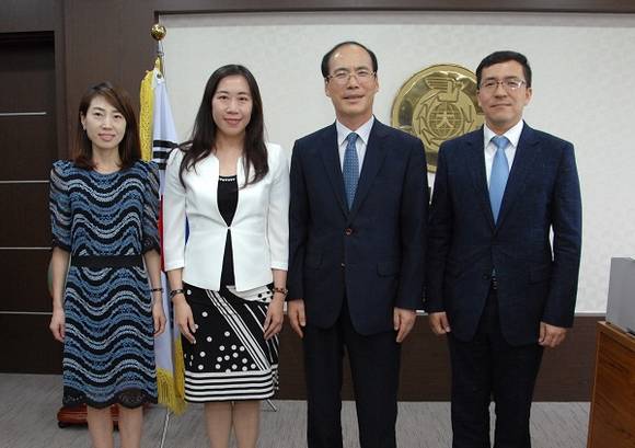 지난 2일 창원대 총장실에서 주한타이페이대표부 부산사무처 오상연 처장(사진 왼쪽 둘째)이 최해범 총장을 예방하고 있다. (사진제공=창원대)