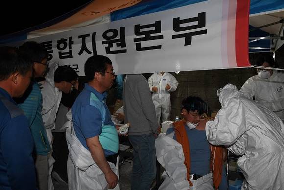 지난 4일 살처분 투입 전 현장통합지원본부에서 예방접종을 하고 있는 모습 (사진제공=기장군)