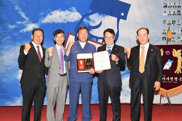 15일 유권자 대상을 수상한 오규석 기장군수(가운데). (사진제공=기장군)