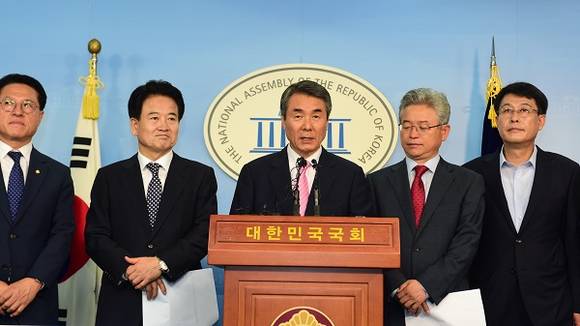 이창희 진주시장(가운데)이 전국혁신도시(지구)협의회 회장 자격으로 국회에서 혁신도시 이전공공기관의 지역인재채용이 10%대의 저조한 실적에 머무르고 있어 지역균형발전이라는 혁신도시 조성취지에 맞지 않으므로 35%이상 의무채용 법제화를 지속적으로 건의하고 있다. (사진제공=진주시)