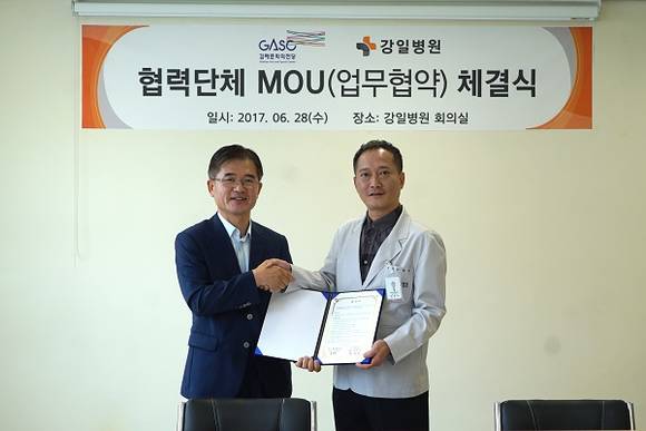 지난 28일 (재)김해문화의전당(윤정국 사장.왼쪽)과 강일병원이 구산동 강일병원 회의실에서 업무협약식을 하고 있다. (사진제공=김해문화의전당)