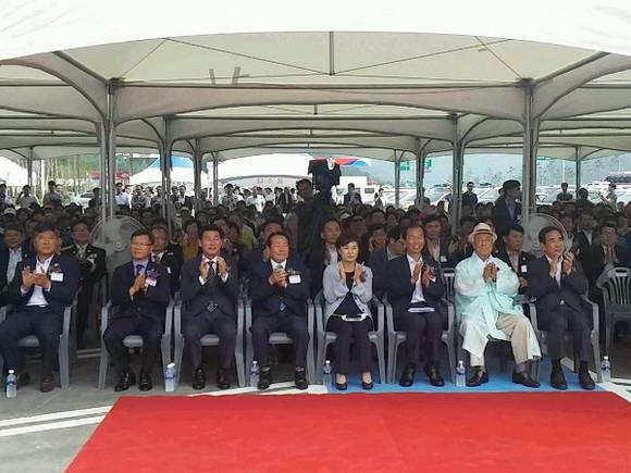 30일 오전 김현미 국토부장관 (왼쪽에서 다섯번째)과 김학송 한국도로공사 사장(왼쪽에서 네번째)을 비롯해 500여 명이 참석한 가운데 인제 내린천휴게소에서 개통식 행사를 가지고 있다. (사진=CNB뉴스 최성락 기자)