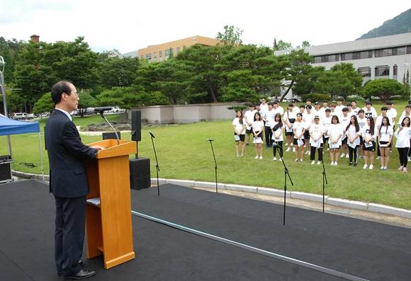 17일 창원대학교 대학본부 앞에서 '2017 기업순례 동행' 출범식이 열린 가운데 최해범 총장이 인사말을 하고 있다. (사진제공=창원대)