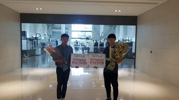 20일 제4회 현대위아-지멘스 스마트 수치제어(NC) 프로그램 경진대회에서 최우수상과 우수상을 수상한 창원대학교 최용희(왼쪽), 박수빈 학생. (사진제공=창원대)