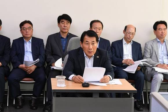 20일 나동연 양산시장이 '복지허브', 매머드급 양산시종합복지타운 건립에 대해 브리핑하고 있다. (사진제공=양산시)