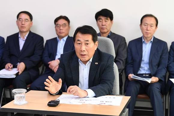 20일 나동연 양산시장이 동지역 중.고등학교 식품비 인상에 대해 설명하고 있다. (사진제공=양산시)