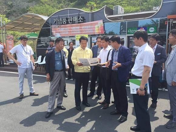 유원석 제2부시장이(사진왼쪽에서 두번째) 지난 21일 현장행정을 펼치고 있다. (사진제공=창원시)