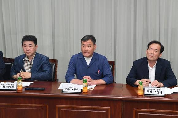 오규석 기장군수(가운데)가 24일 낙동강유역환경청을 방문해 NC부산(주)와 NC메디(주)의 가동중단과 역외이전방안을 집중 논의하고 있다. (사진제공=기장군)