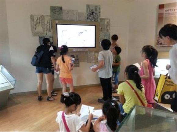과제 수행 활동 모습. (사진제공=부산근대역사관)