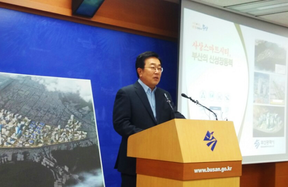 서병수 부산시장이 27일 오전 시청 브리핑룸에서 기자회견을 열고 '사상스마트시티 조성방안'에 대해 발표하고 있다. (사진=CNB 이소정 기자)